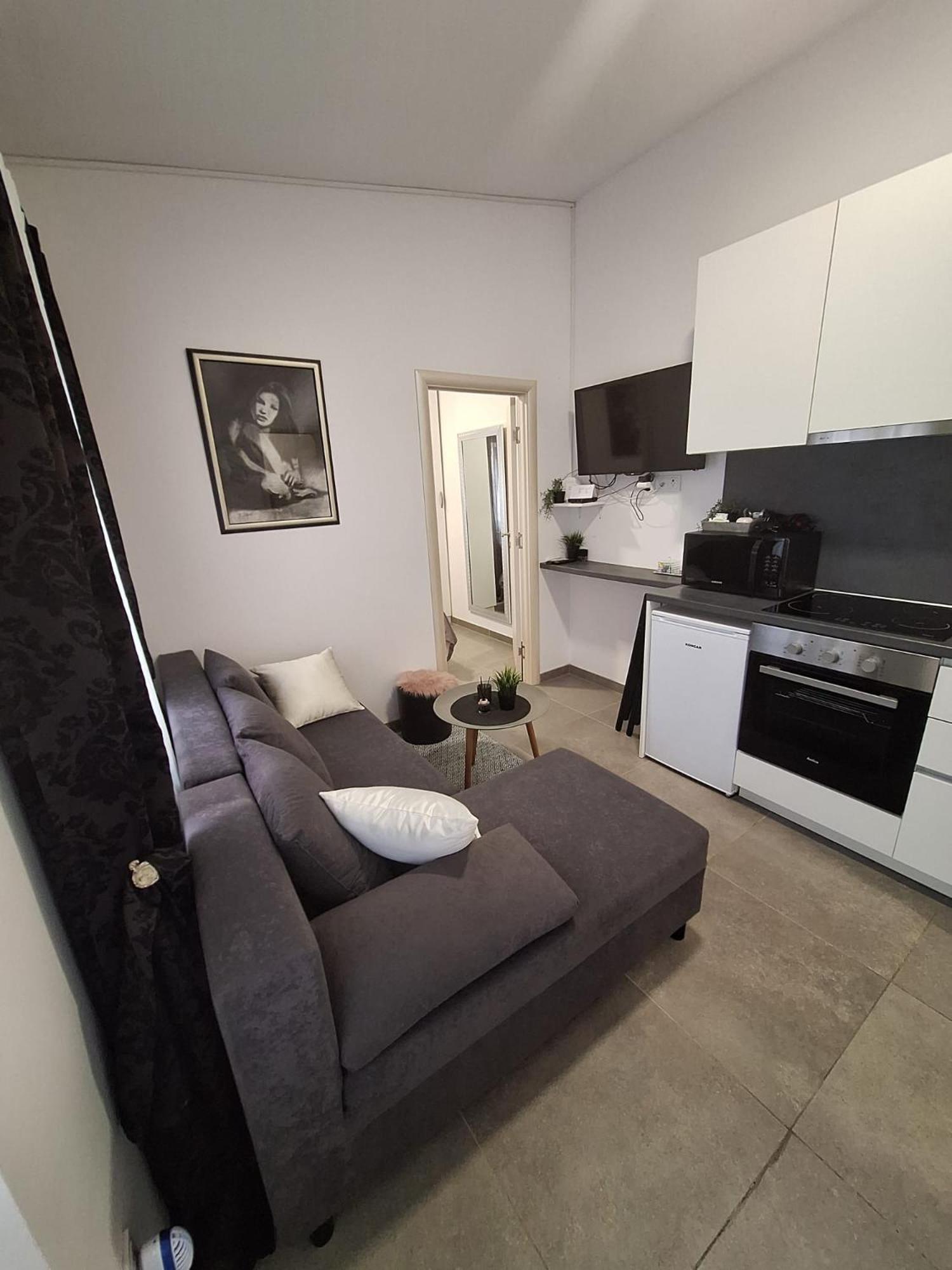 Louis I Lola Apartment